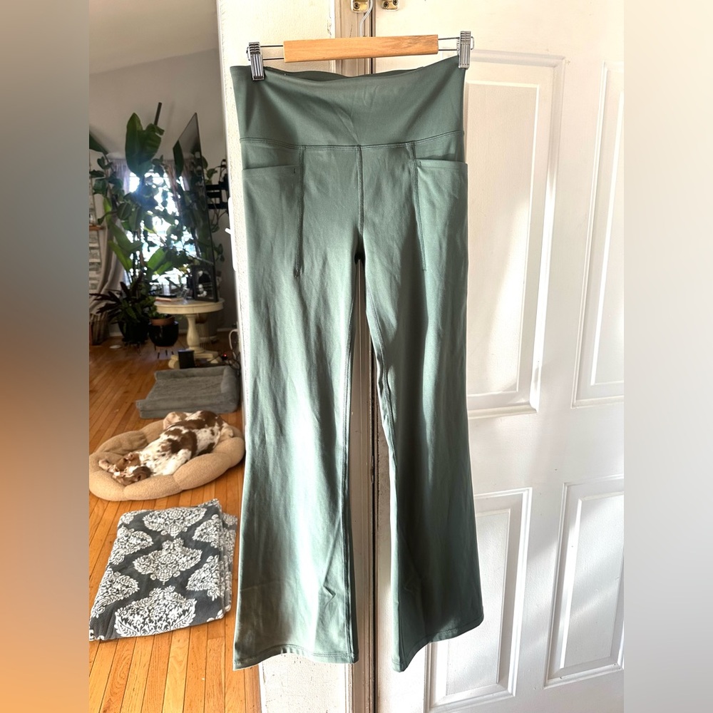 NWOT- Women GapFit high-rise flared yoga leggings, Sz. small.